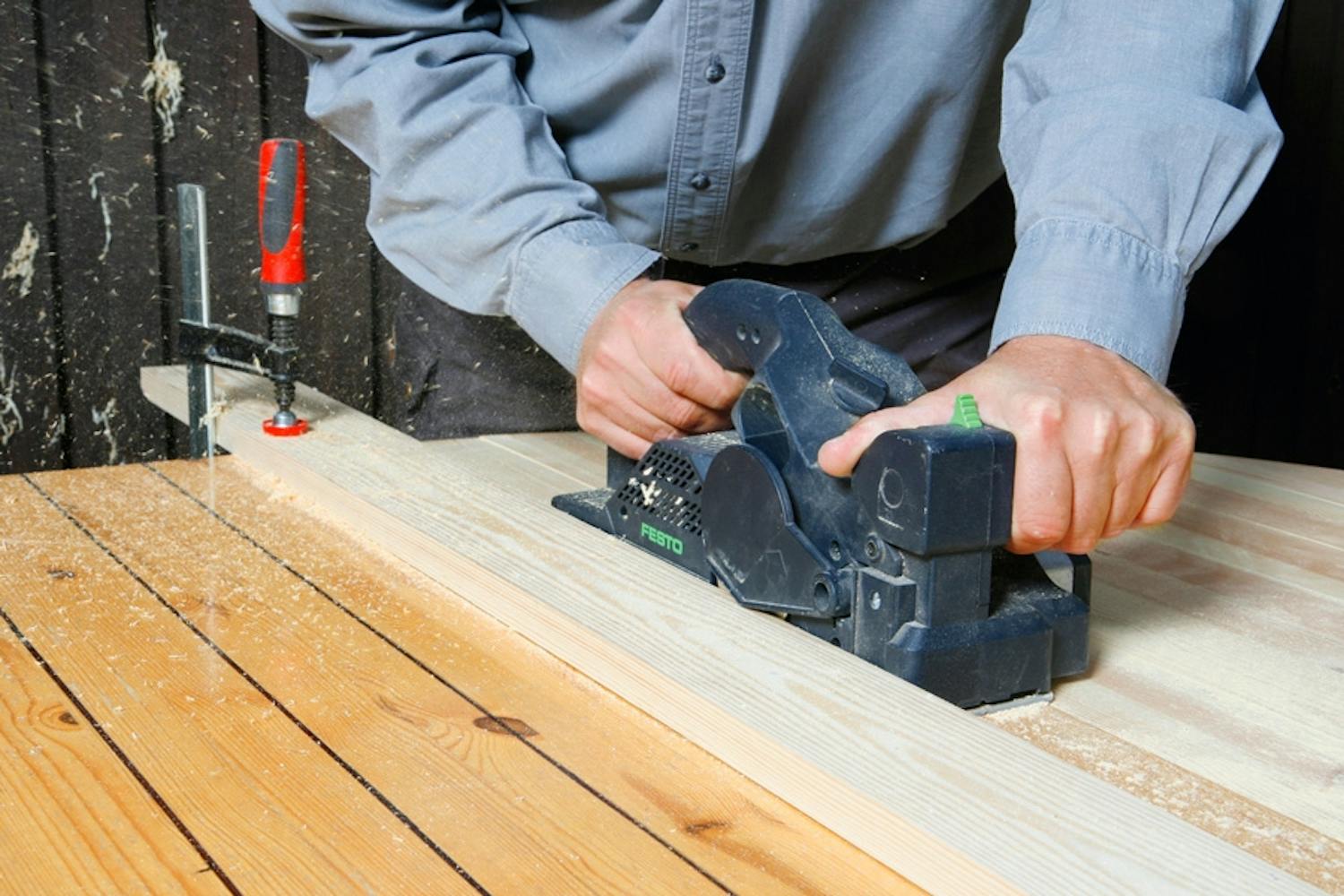 Når høvlen køres op mod brættet, bliver resultatet lige. Når høvlen køres op mod brættet, bliver resultatet lige.